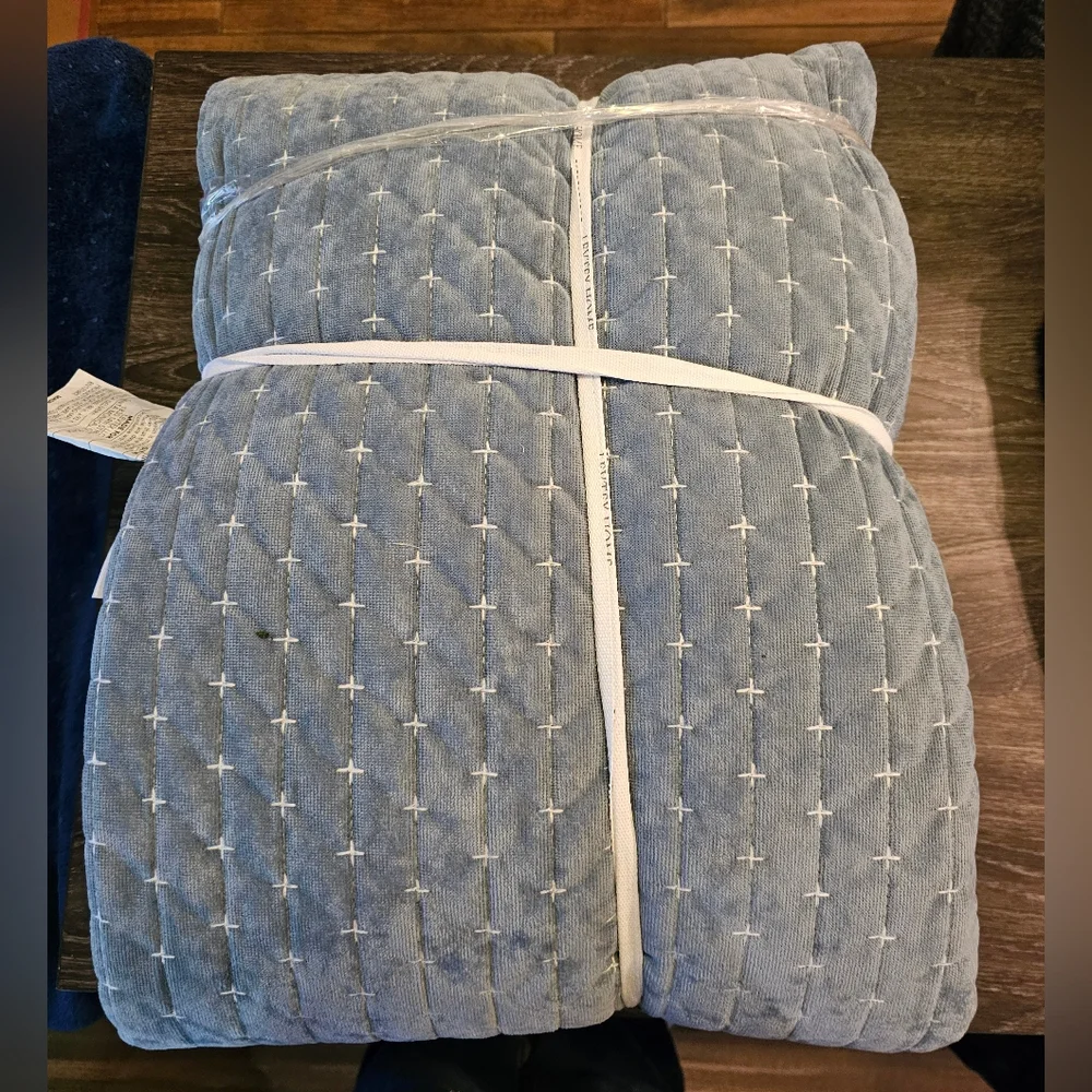 Levtex Chambray Velvet Quilt Set Full/Queen.  New.